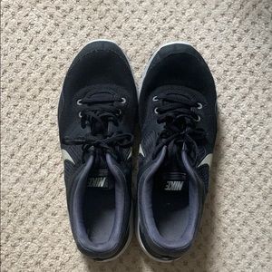 Very good shape men’s Nike tennis shoes.